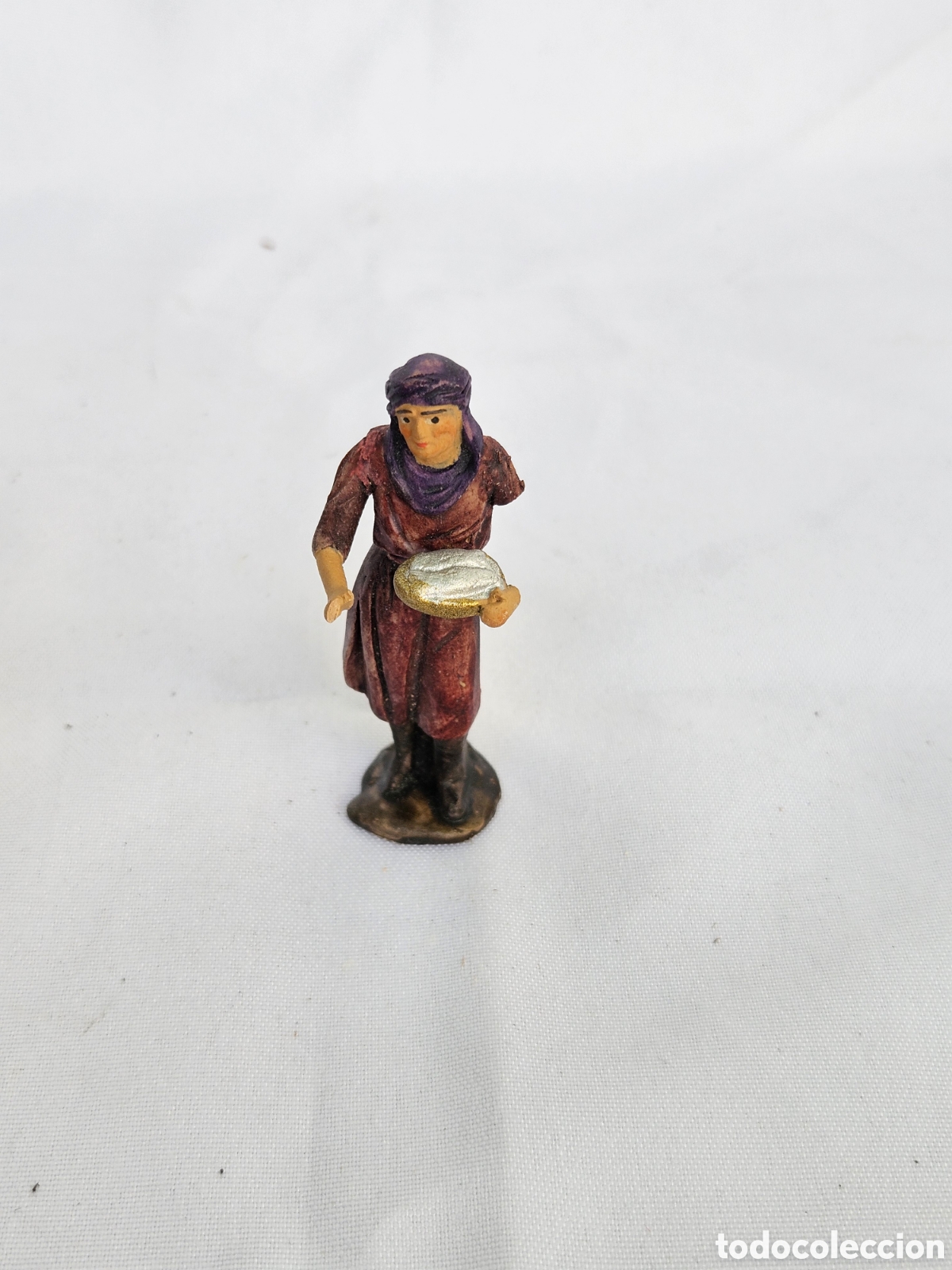 Figuras de Bel&eacute;n: FIGURA BELEN BARRO. PASTOR CON OFRENDA DE PESCADO