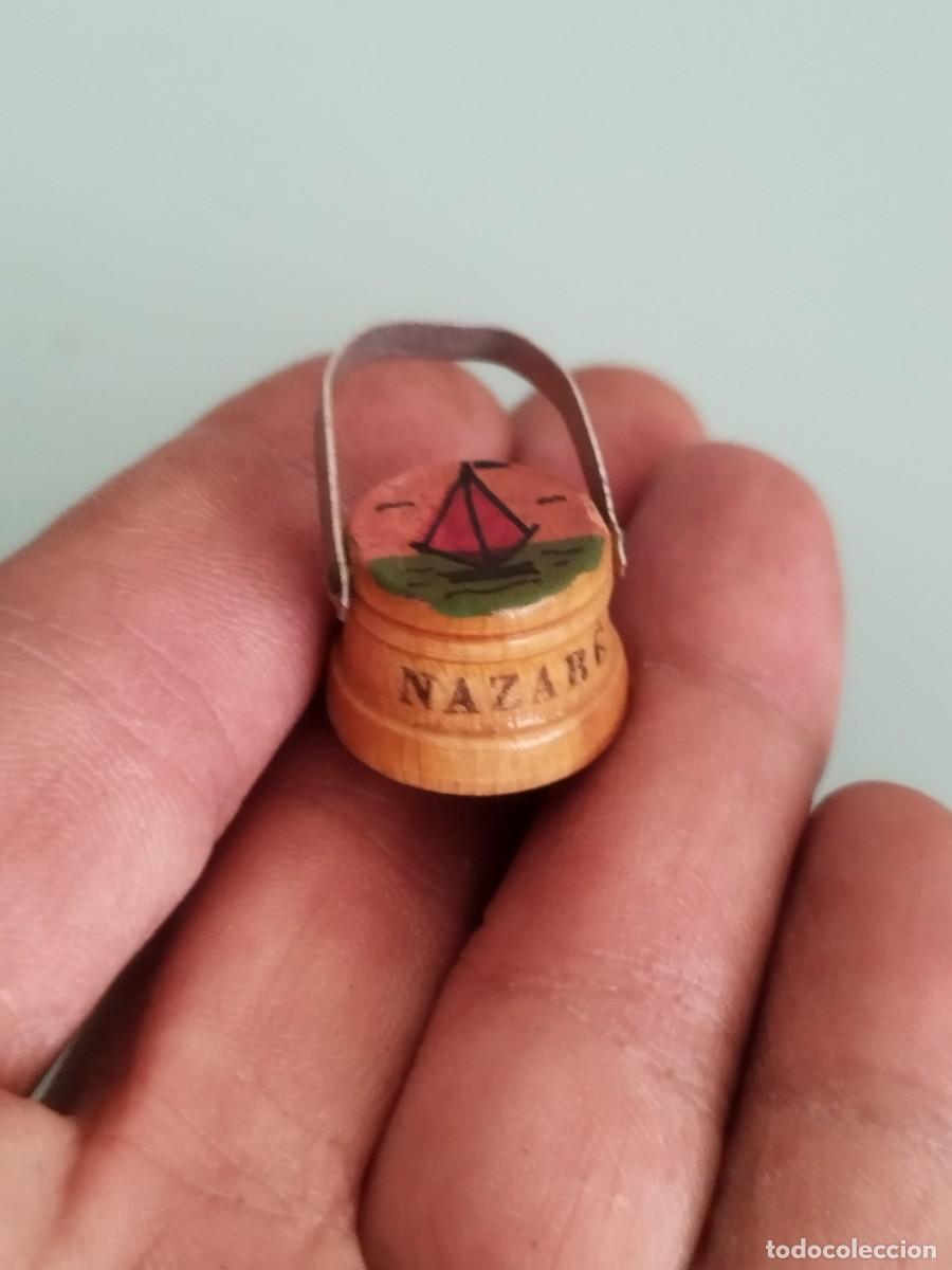 Figuras de Bel&eacute;n: Figura de cubo o caldera de nazare. De madera, miniatura.