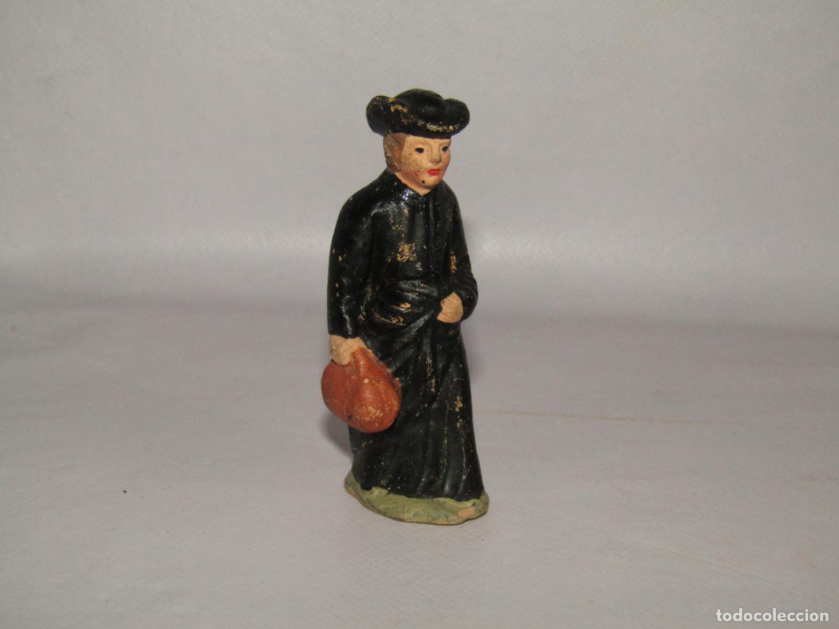 Figuras de Bel&eacute;n: Antiguo Cura con Sotana y Malet&iacute;n para Extremaunci&oacute;n en Terracota Policromada