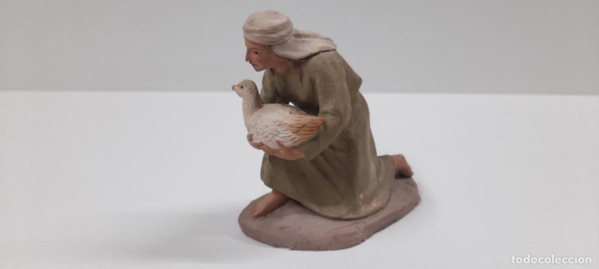 Figuras de Bel&eacute;n: PRECIOSA FIGURA DE BELEN PASTORA OFRECIENDO UN GANSO . REALIZADA POR CASTELLS . MEDIDA DE ALTO 8 CM