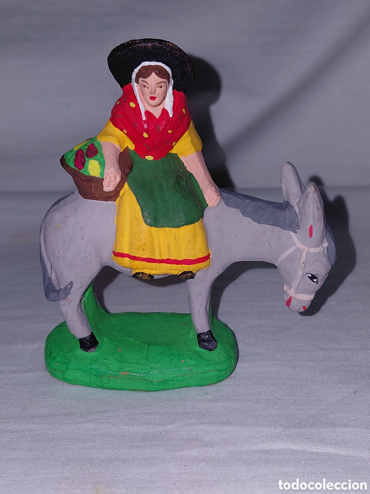 Figuras de Bel&eacute;n: ANTIGUA FIGURA DE BELEN DE BARRO MUJER CON CESTO EN UN BURRO