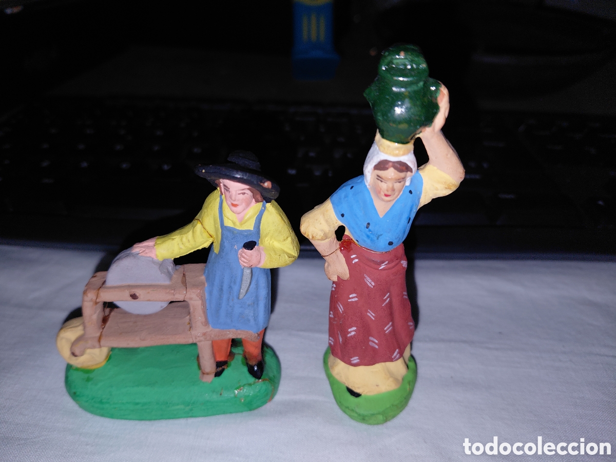 Figuras de Bel&eacute;n: ANTIGUAS FIGURAS DE BELEN DE BARRO AFILADOR Y MUJER CON CANTARO LAS DOS ESTAN PEGADAS