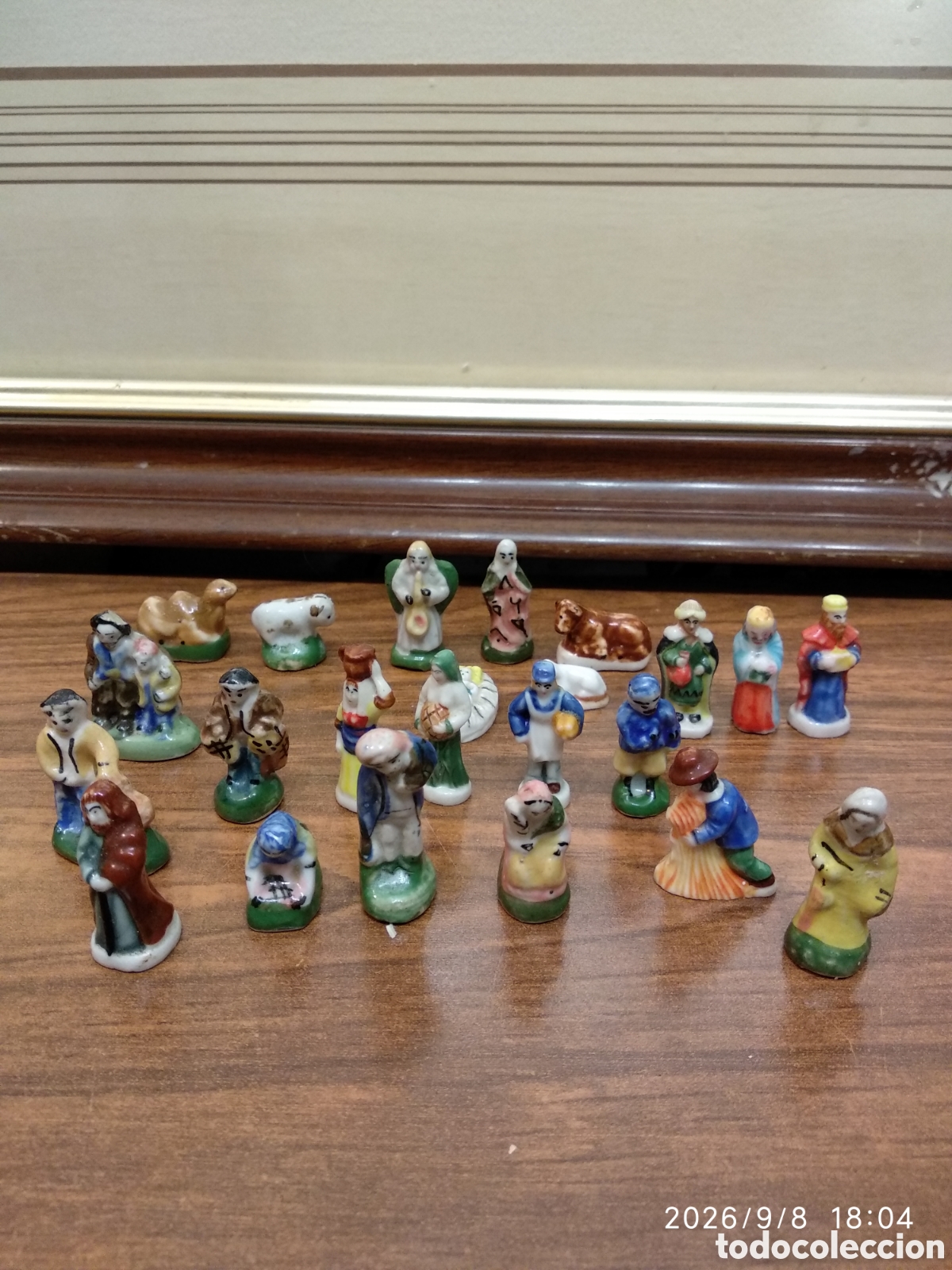 Figuras de Bel&eacute;n: 23 figuras miniatura de rosc&oacute;n de reyes