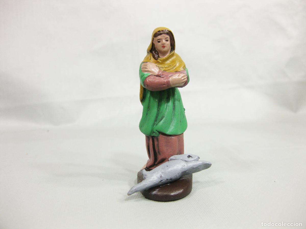 Figuras de Bel&eacute;n: FIGURA DE BARRO POLICROMADA DE PASTORA ADORANDO PARA NACIMIENTO DE NAVIDAD DE 8 CM. SERRANO. MURCIA