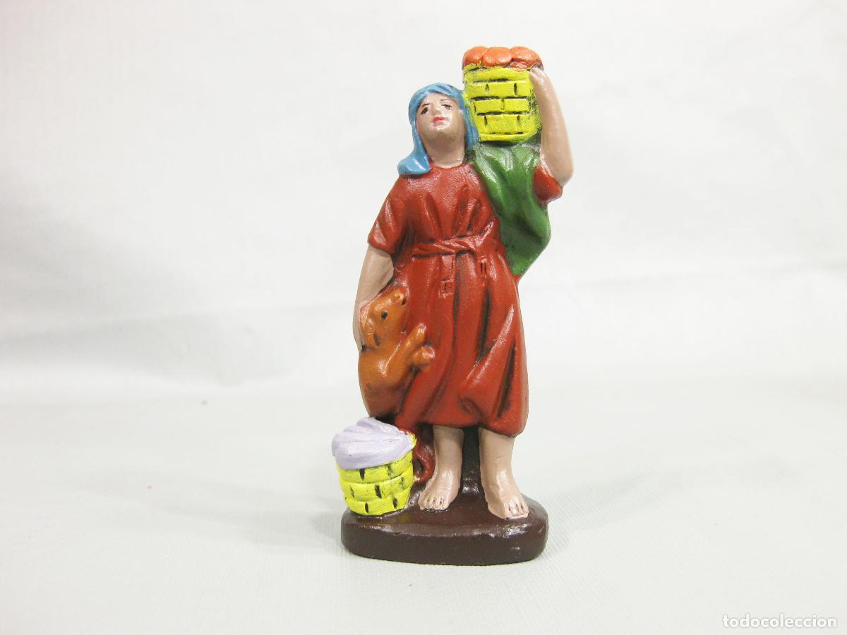 Figuras de Bel&eacute;n: FIGURA DE BARRO POLICROMADA DE PASTOR ADORANDO PARA NACIMIENTO DE NAVIDAD DE 8 CM. SERRANO. MURCIA