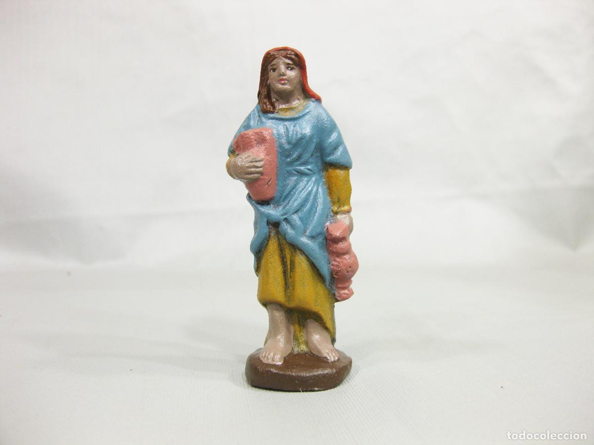 Figuras de Bel&eacute;n: FIGURA DE BARRO POLICROMADA DE PASTORA CON C&Aacute;NTAROS. NACIMIENTO DE NAVIDAD DE 8 CM. SERRANO. MURCIA