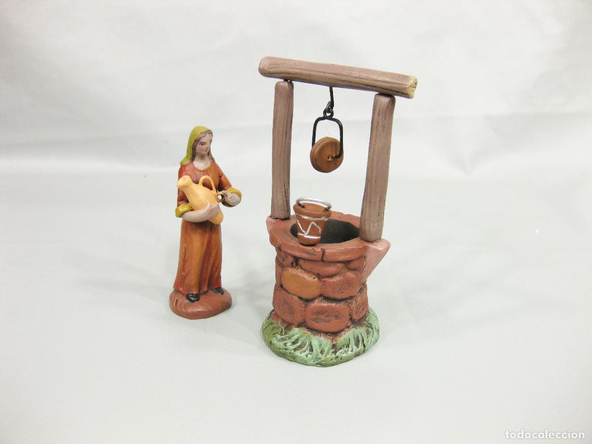 Figuras de Bel&eacute;n: FIGURA DE BARRO DE PASTORA CON POZO PARA NACIMIENTO NAVIDAD DE 8 CM. CARLOS CUENCA. FRANCISCO RUIZ