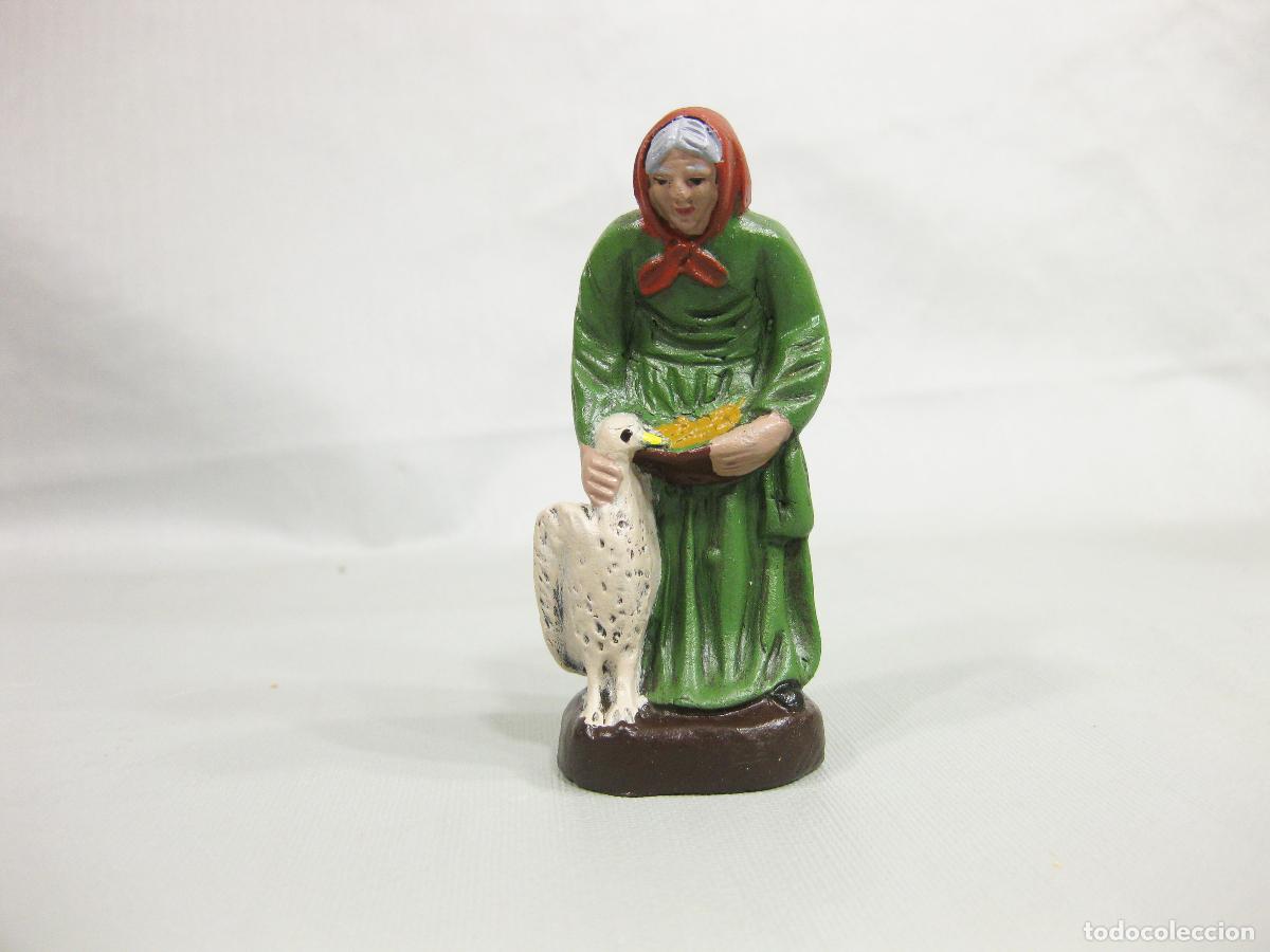 Figuras de Bel&eacute;n: FIGURA DE BARRO COCIDO DE PASTORA CON PATO PARA NACIMIENTO DE NAVIDAD DE 8 CM. SERRANO. MURCIA