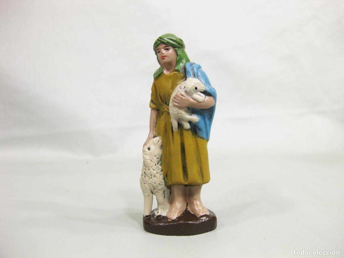 Figuras de Bel&eacute;n: FIGURA DE BARRO COCIDO DE PASTOR CON OVEJAS PARA NACIMIENTO DE NAVIDAD DE 8 CM. SERRANO. MURCIA