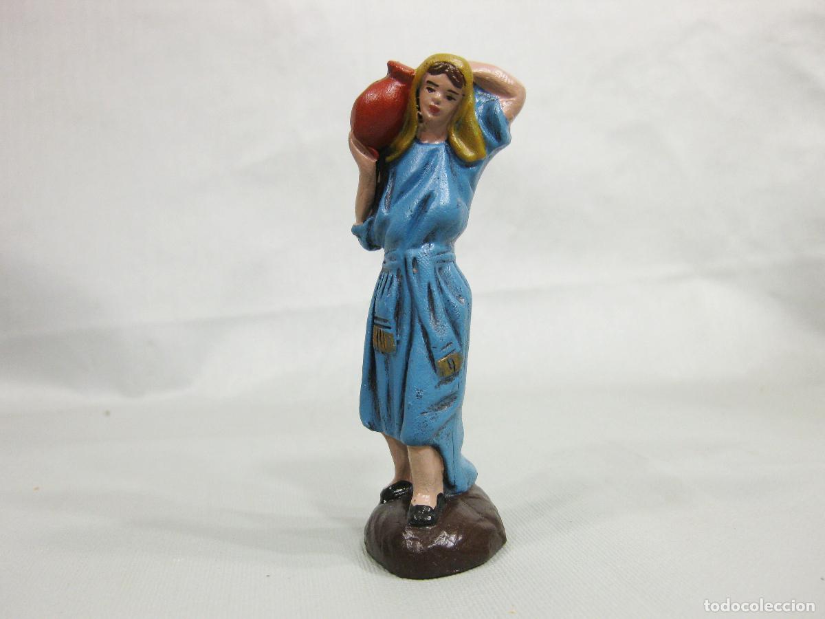 Figuras de Bel&eacute;n: FIGURA DE BARRO COCIDO DE PASTORA CON C&Aacute;NTARO PARA NACIMIENTO DE NAVIDAD DE 8 CM. SERRANO. MURCIA