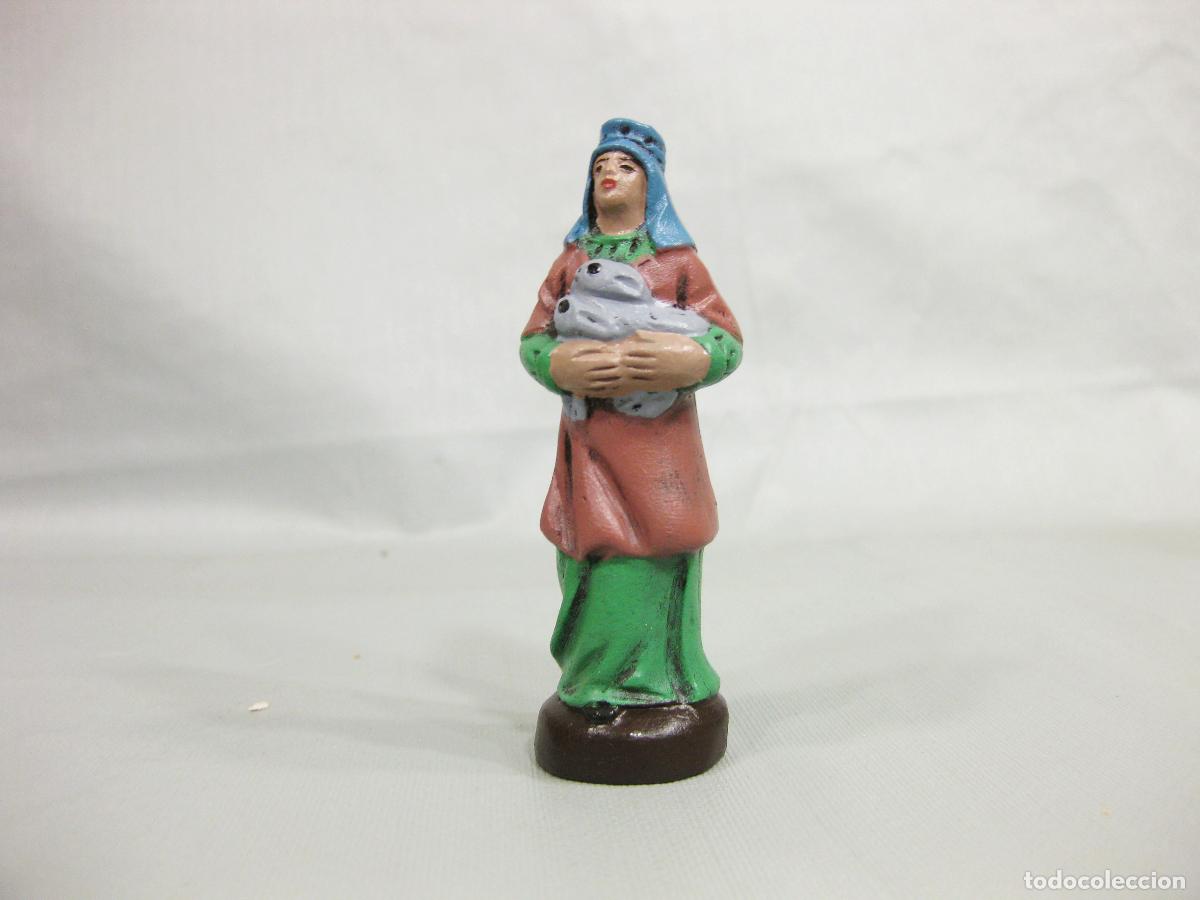 Figuras de Bel&eacute;n: FIGURA DE BARRO COCIDO DE PASTORA CON CONEJOS PARA NACIMIENTO DE NAVIDAD DE 8 CM. SERRANO. MURCIA