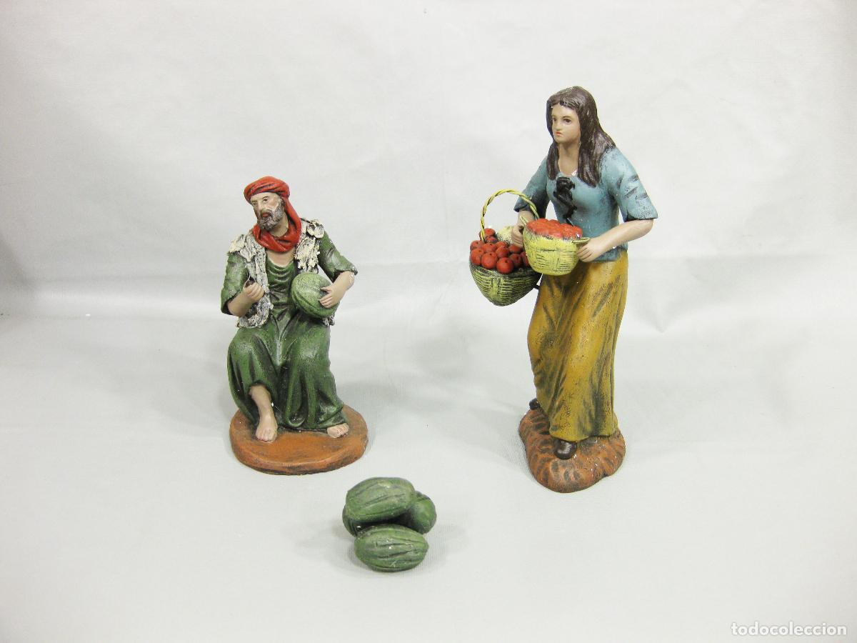 Figuras de Bel&eacute;n: FIGURAS DE BARRO DE VENDEDOR DE MELONES Y MUJER PARA NACIMIENTO DE NAVIDAD DE 17 CM. ORTIGAS. MURCIA