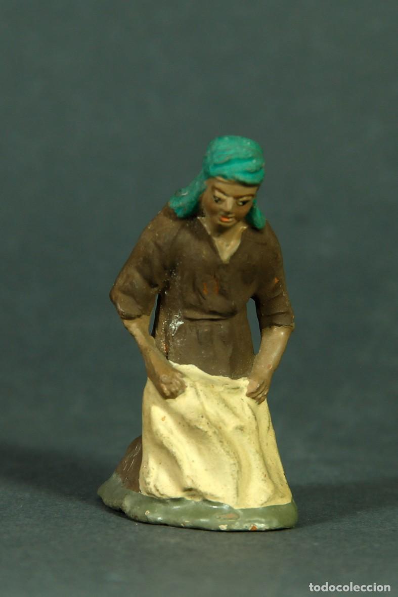 Figuras de Bel&eacute;n: ANTIGUA FIGURA DE LAVANDERA EN TERRACOTA PARA BEL&Eacute;N. 5,5 CM. BUEN ESTADO.
