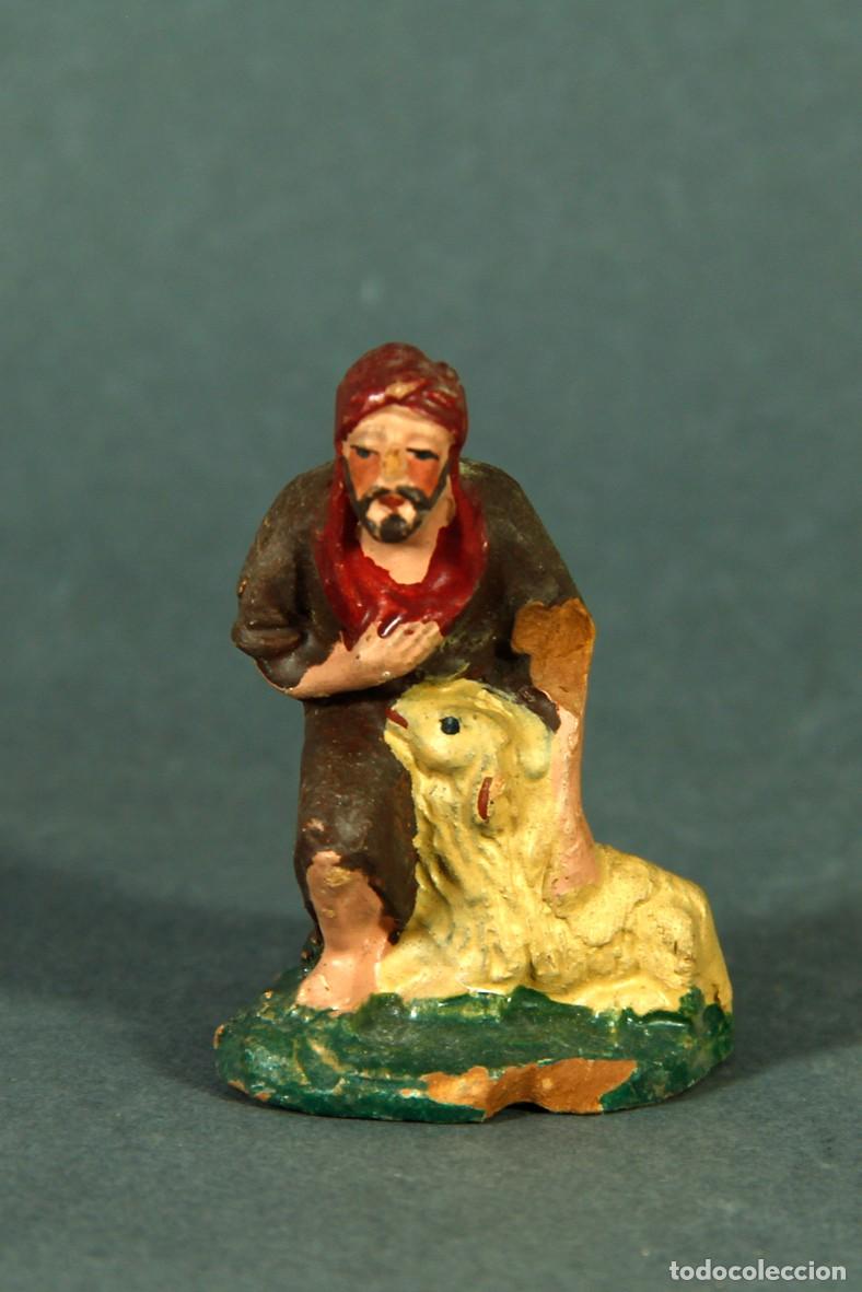 Figuras de Bel&eacute;n: FIGURA ANTIGUA DE PASTOR ARRODILLADO CON CORDERO, EN TERRACOTA, PARA BEL&Eacute;N. 6 CM.