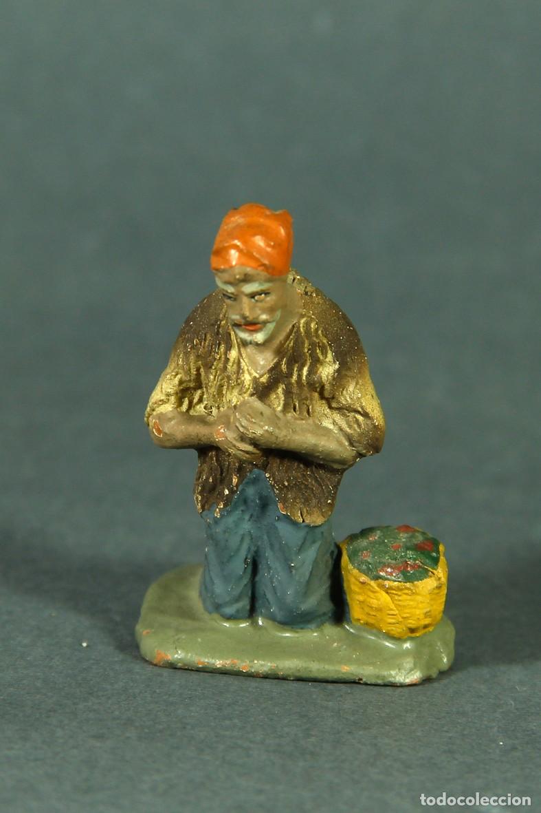 Figuras de Bel&eacute;n: FIGURA ANTIGUA DE PASTOR OFERENTE CON CESTO EN TERRACOTA, PARA BEL&Eacute;N. 5.5 CM. BUEN ESTADO.