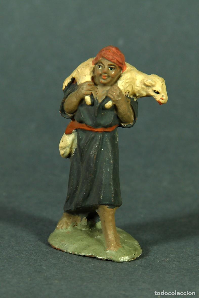 Figuras de Bel&eacute;n: ANTIGUA FIGURA DE PASTOR CON CORDERO AL HOMBRO, EN TERRACOTA PARA BEL&Eacute;N. 6,3 CM. BUEN ESTADO.