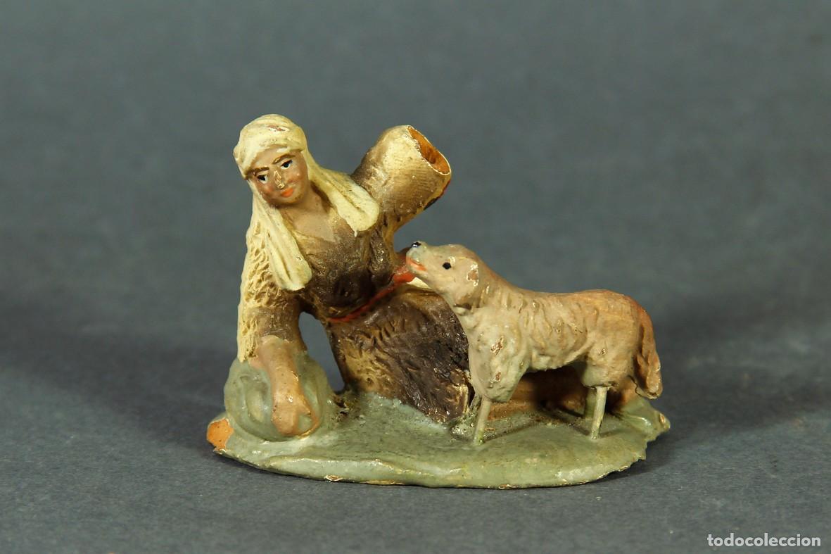 Figuras de Bel&eacute;n: ANTIGU0 DIORAMA DE PASTOR ANUNCIACI&Oacute;N CON CORDERO EN TERRACOTA, PARA BEL&Eacute;N. 4,8 CM. DE ALTURA M&Aacute;XIMA