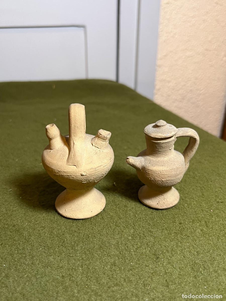 Statuine di Presepe: Lote de 2 antiguas miniaturas de alfarer&iacute;a popular &ndash; Botijo y cantarilla con tapa &ndash; Barro cocido art