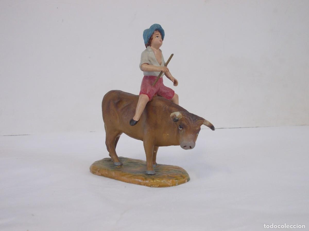 Statuine di Presepe: ANTIGUA Y MUY RARA FIGURA DE BELEN NI&Ntilde;O MONTADO EN UNA VACA ESCULTOR RADA GRANADA