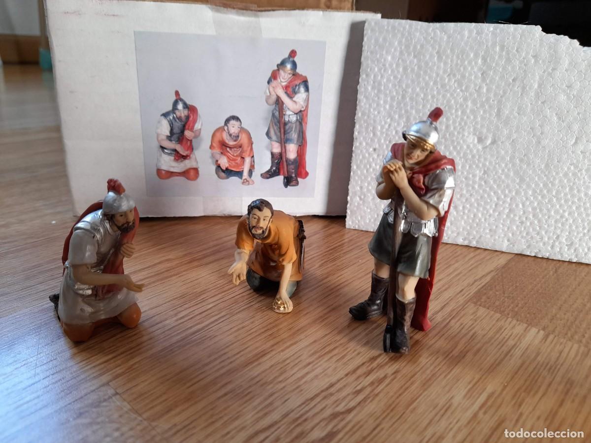 Figuras de Bel&eacute;n: Escena Soldados se reparten las vestiduras de Jesus. Belen Semana Santa