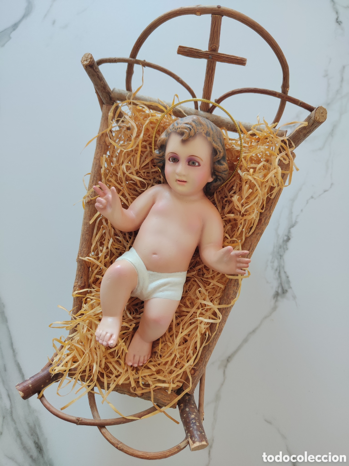 Figuras de Bel&eacute;n: Figura Ni&ntilde;o Jes&uacute;s de escayola, en cuna r&uacute;stica.
