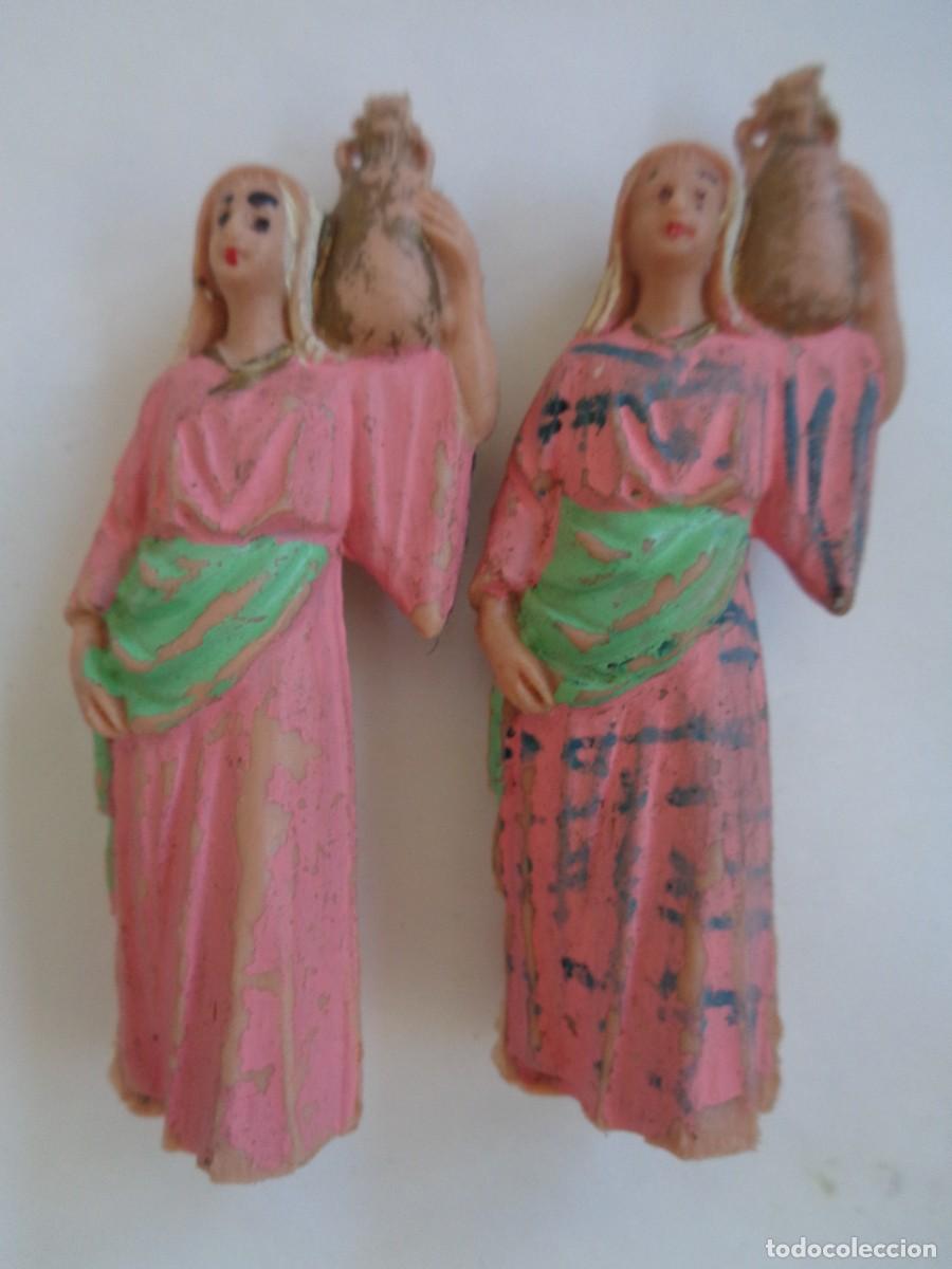 Figuras de Bel&eacute;n: LOTE DE 2 FIGURAS ANTIGUAS DE PLASTICO DEL BELEN : PASTORAS CON CANTARO