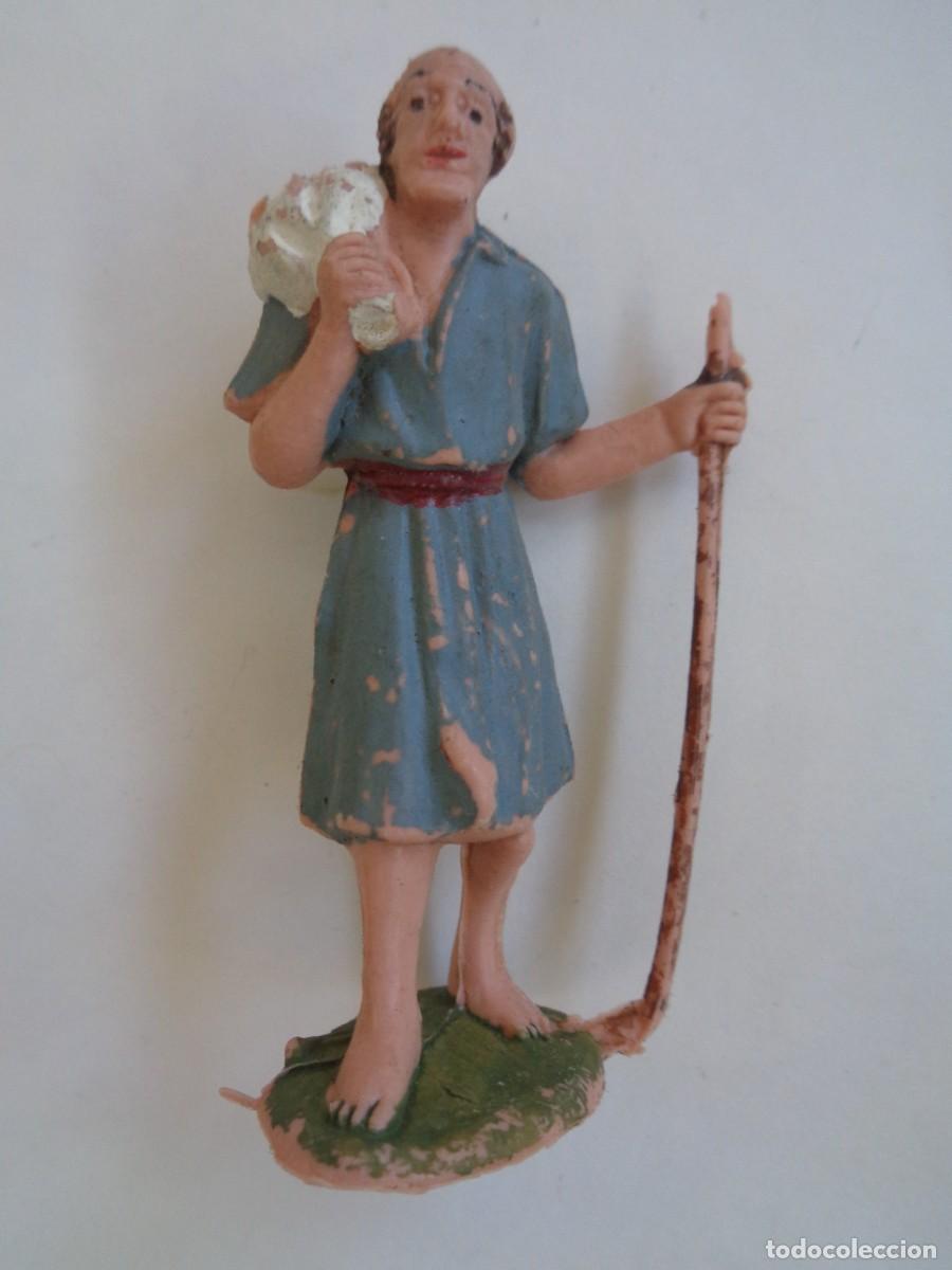 Figuras de Bel&eacute;n: FIGURA ANTIGUA DE PLASTICO DEL BELEN : PASTOR CALVO CON CAYADO Y SACO AL HOMBRO