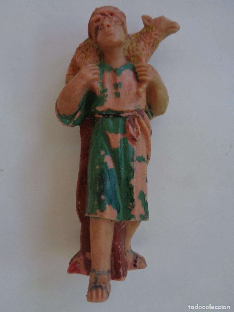 Figuras de Bel&eacute;n: ANTIGUA FIGURA DE PLASTICO DEL BELEN : PASTOR HEBREO PORTANDO UN BORREGO