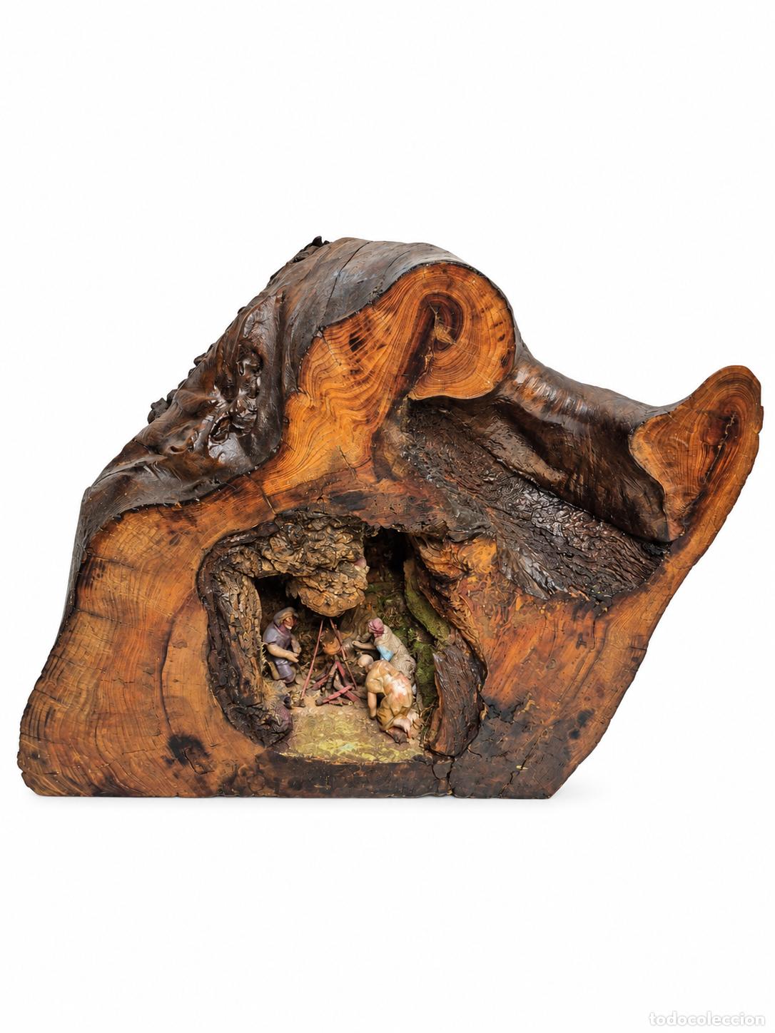 Figuras de Bel&eacute;n: Curioso Pesebre Artesanal en el Interior de un Tronco - Nacimiento - Figuras de Bel&eacute;n en Terracota
