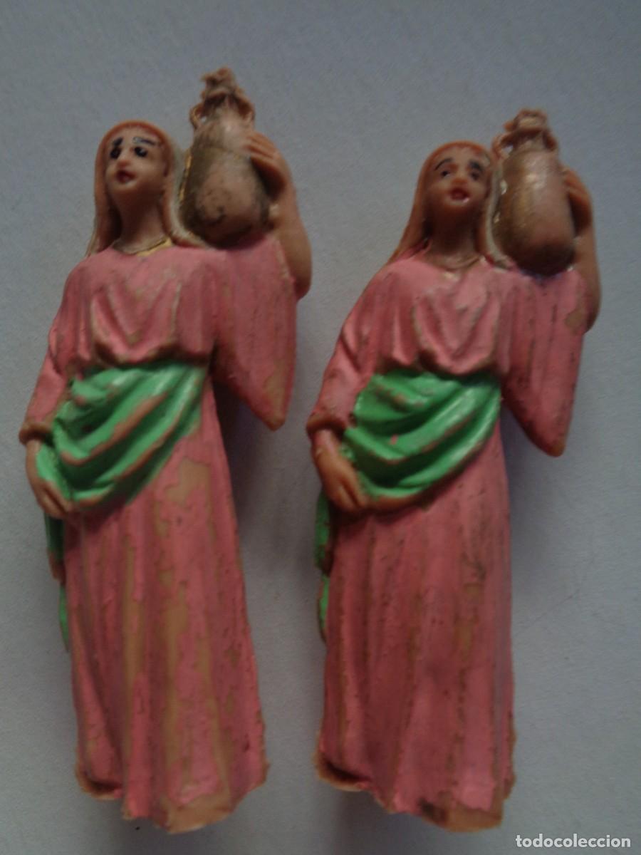 Figuras de Pres&eacute;pios: LOTE DE 2 FIGURAS ANTIGUAS DE PLASTICO DEL BELEN : PASTORAS HEBREAS CON C&Aacute;NTARO
