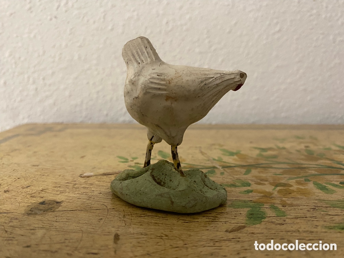Figuras de Bel&eacute;n: Antigua figura de Gallina / Ave de terracota y patas de alambre