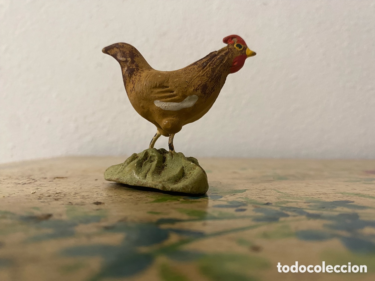 Figuras de Bel&eacute;n: Antigua figura de Gallina picoteando de terracota y patas de alambr
