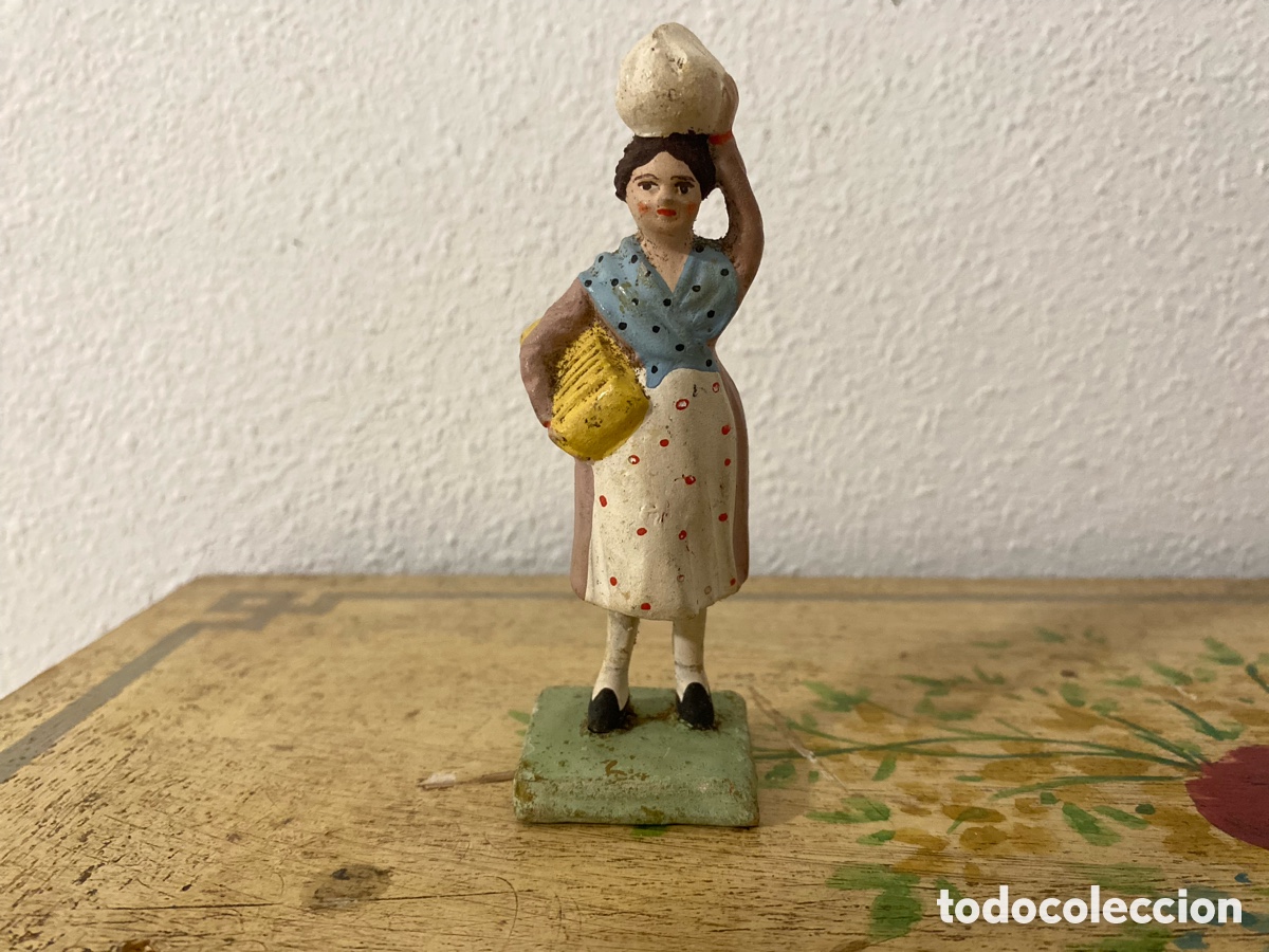 Figuras de Bel&eacute;n: Antigua figura de Campesina con c&aacute;ntaro en la cabeza - Terracota / Barro cocido Bel&eacute;n