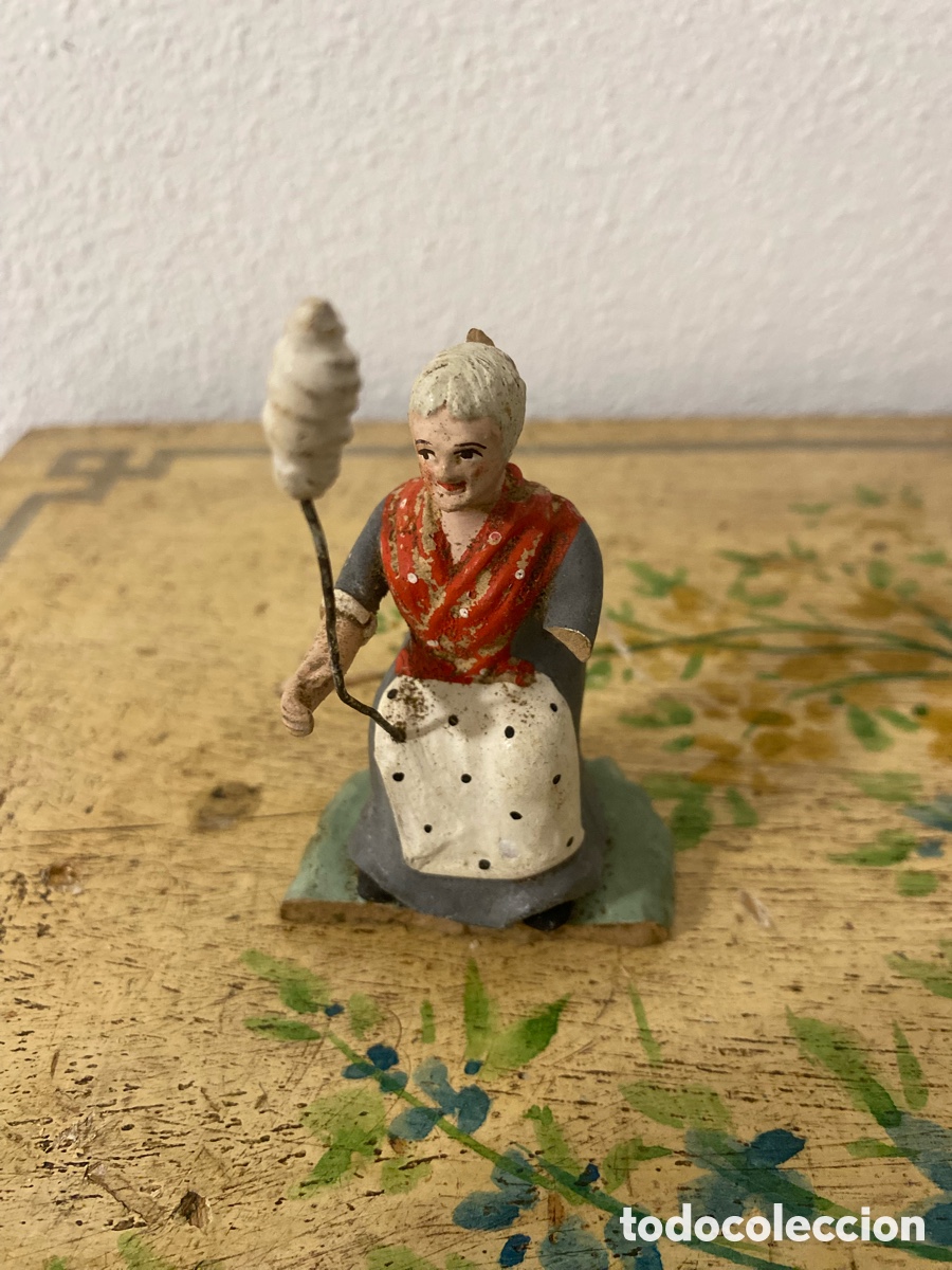 Figuras de Bel&eacute;n: Antigua figura de Anciana Hilandera con rueca - Terracota / Barro cocido Bel&eacute;n