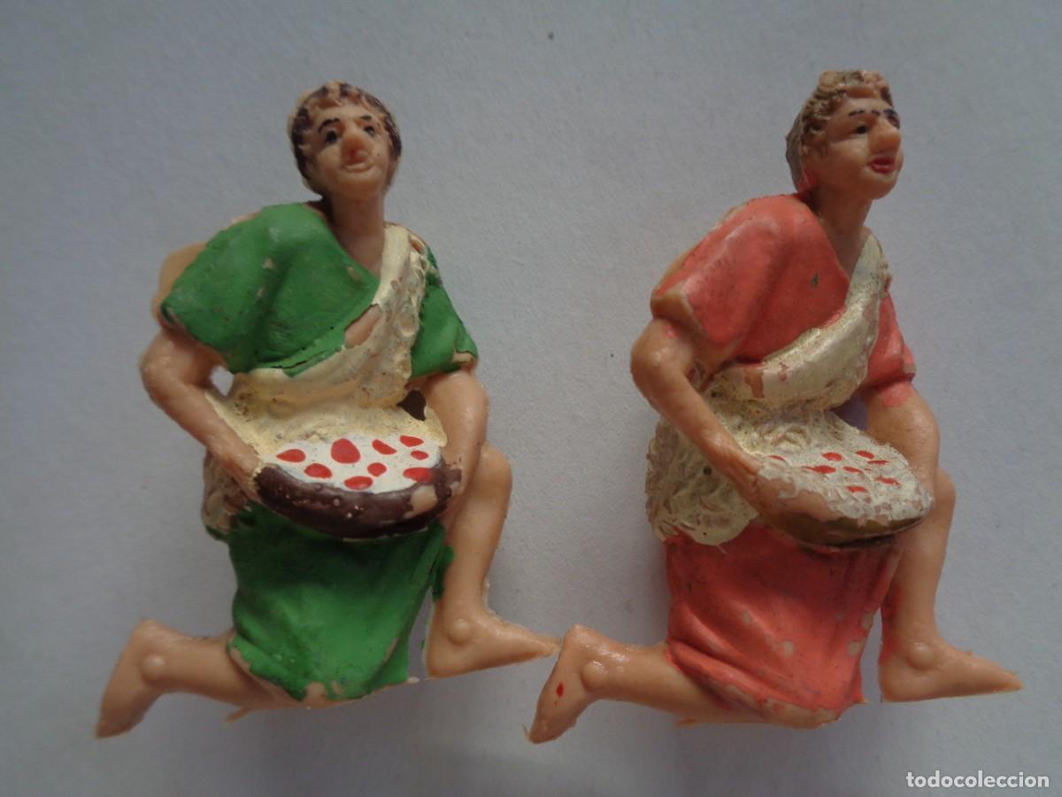 Figuras de Pres&eacute;pios: LOTE DE 2 FIGURAS ANTIGUAS DE PLASTICO DEL BELEN : PASTORES HEBREOS CON CANASTO Y PRESENTES