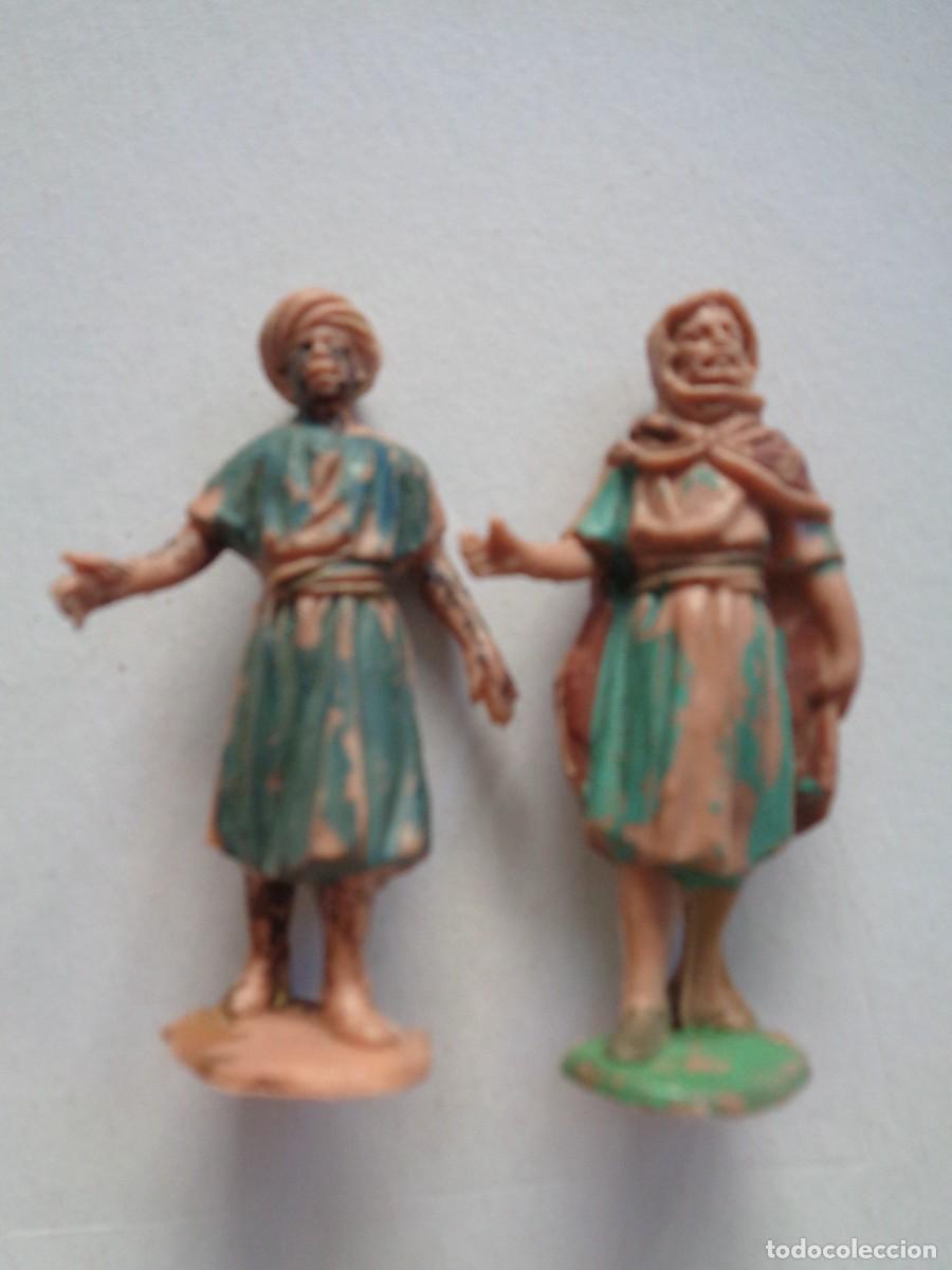 Figuras de Bel&eacute;n: LOTE DE 2 ANTIGUAS FIGURAS DE PLASTICO DEL BELEN : PAJES