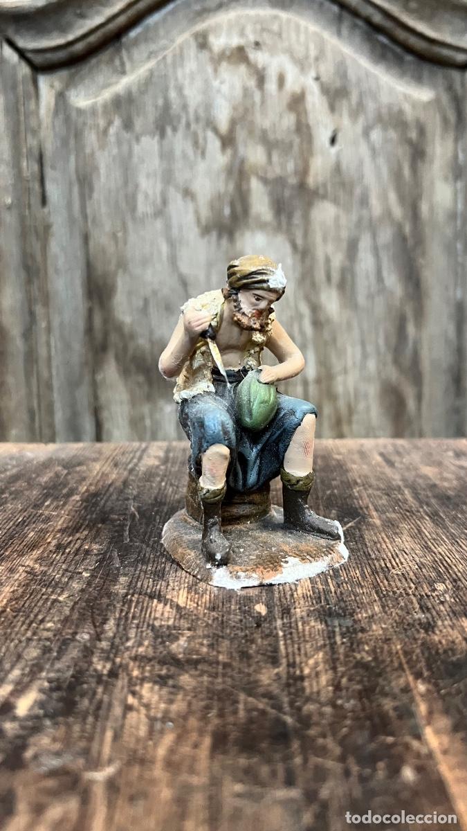 Figuras de Bel&eacute;n: Figura belen resina o similar hombre abriendo un mel&oacute;n 8cms