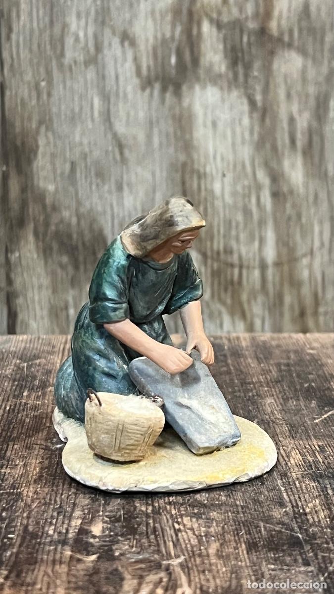 Figuras de Bel&eacute;n: Figura belen barro mujer lavando ropa lavandera cacharrer&iacute;a Murcia Catalu&ntilde;a 8cms