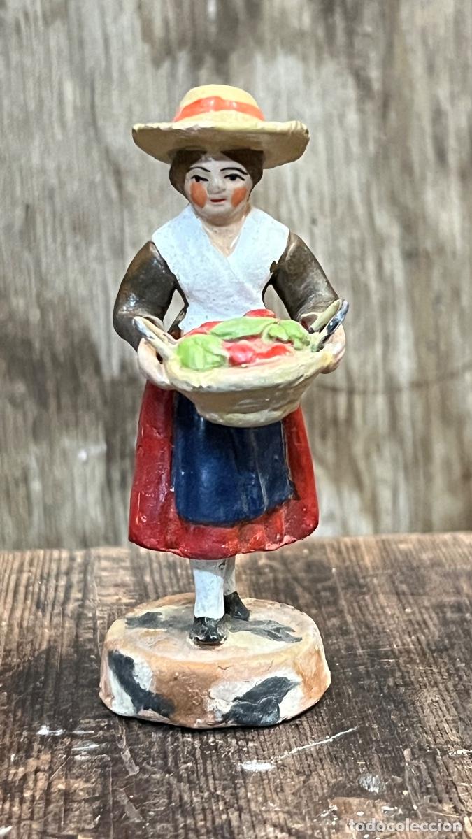 Figuras de Bel&eacute;n: Figura mujer sombrero barro pintado cesto frutas ofrenda Bel&eacute;n Murcia mitad s XX 10cms