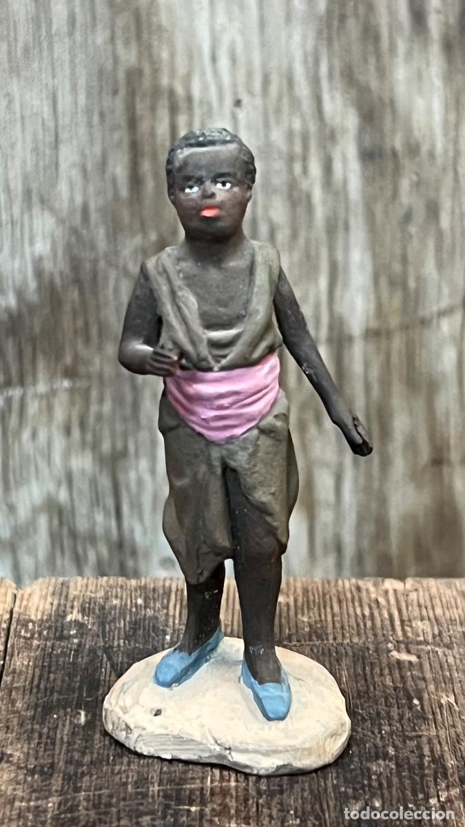 Figuras de Bel&eacute;n: Figura belen ni&ntilde;o de color con chaleco barro pintado mitad s XX MURCIA 7,5cms