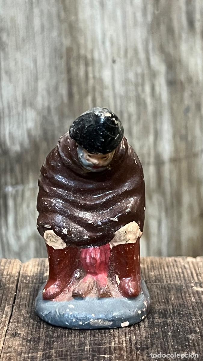 Figuras de Bel&eacute;n: Figura belen pastor calent&aacute;ndose fuego sentado barro pintado mitad s XX MURCIA 5,5cms