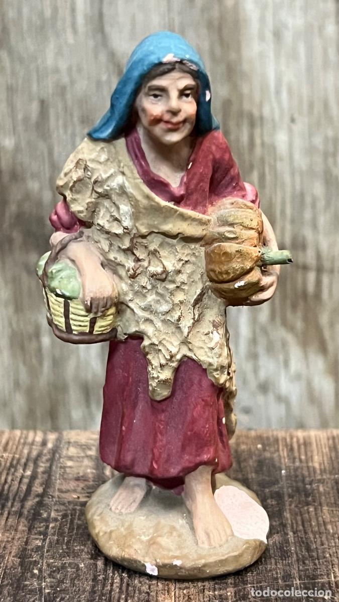 Figuras de Bel&eacute;n: Figura Belen mujer con cesto y calabaza ofrenda barro pintado mitad s XX MURCIA 9,5cms