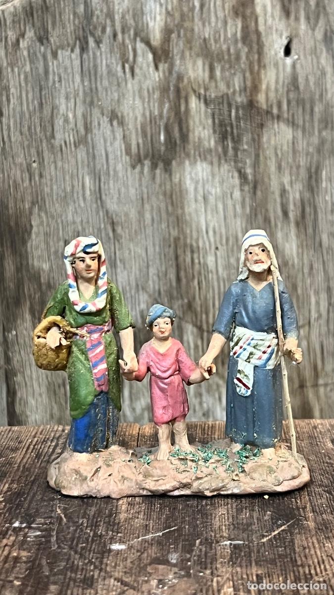 Figuras de Bel&eacute;n: Figura Belen dos hombres y ni&ntilde;o turbantes anciano barro pintado mitad s XX MURCIA 9,5cms