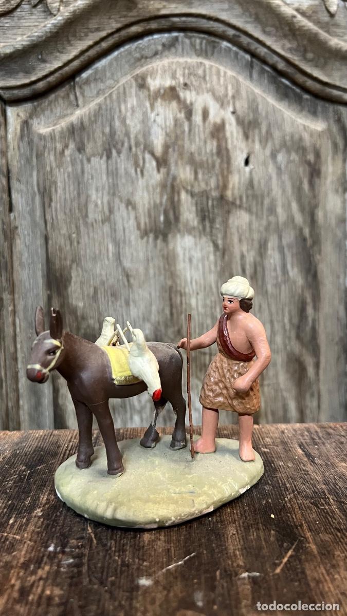 Figuras de Bel&eacute;n: Figura Belen hombre con burro y gallinas turbante barro pintado mitad s XX MURCIA 9x10cms