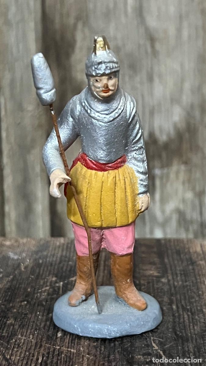 Figuras de Bel&eacute;n: Figura Belen Romano con lanza coraza barro pintado mitad s XX MURCIA 9,5cms