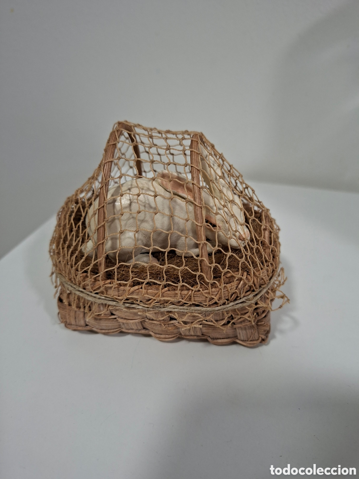 Figuras de Bel&eacute;n: Belen napolitano. Conejo en cesta de mimbre