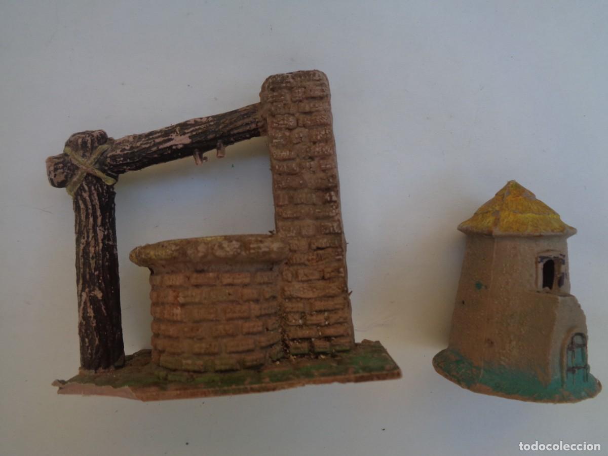 Figuras de Bel&eacute;n: LOTE DE 2 ANTIGUAS FIGURAS DE PLASTICO DEL BELEN : POZO Y PEQUE&Ntilde;A CONSTRUCCION