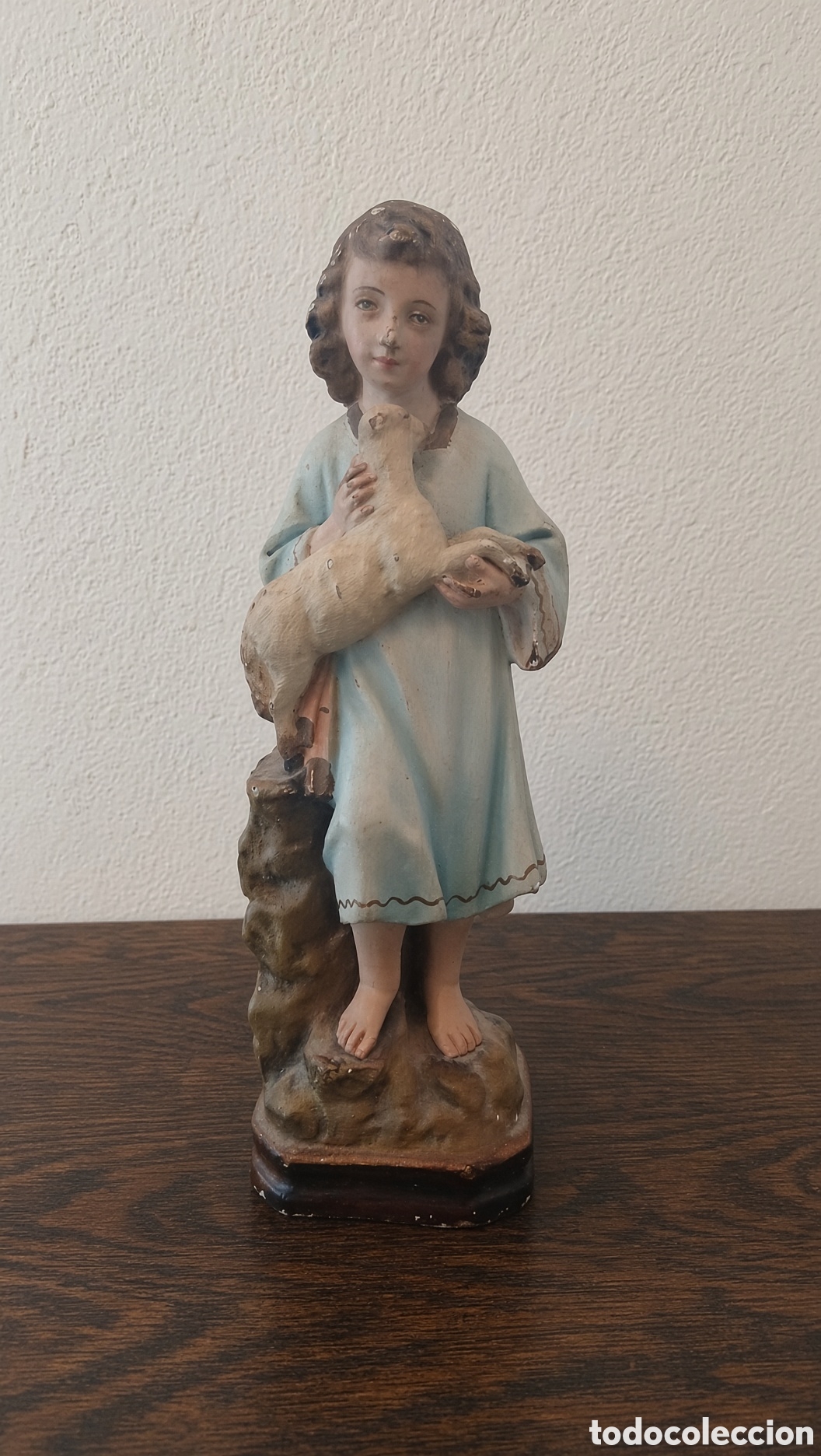 Figuras de Bel&eacute;n: Figura antigua de un ni&ntilde;o sosteniendo un cordero. Una pieza con encanto para coleccionistas.
