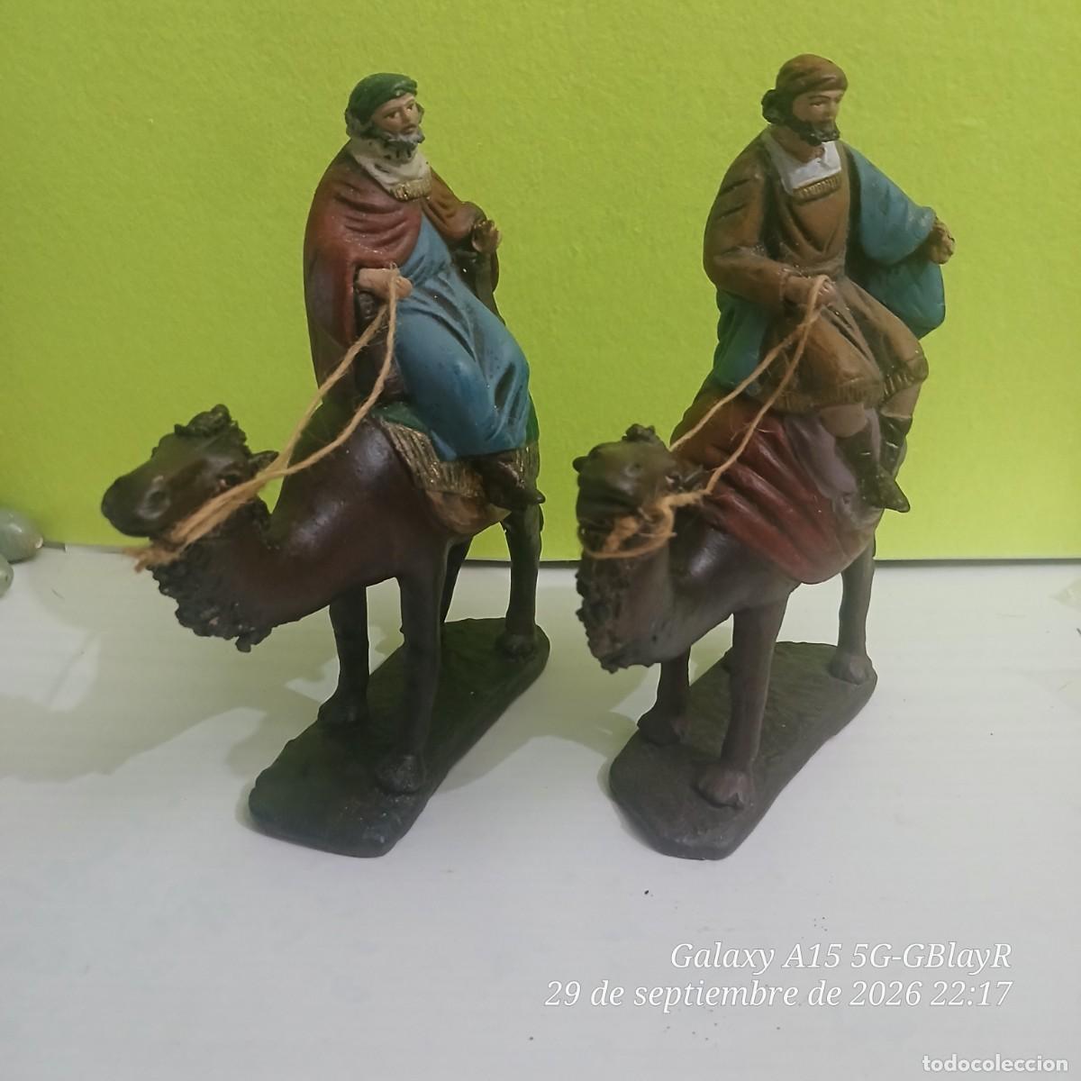Figuras de Bel&eacute;n: Dos figuras Reyes magos sobre camellos antiguas.