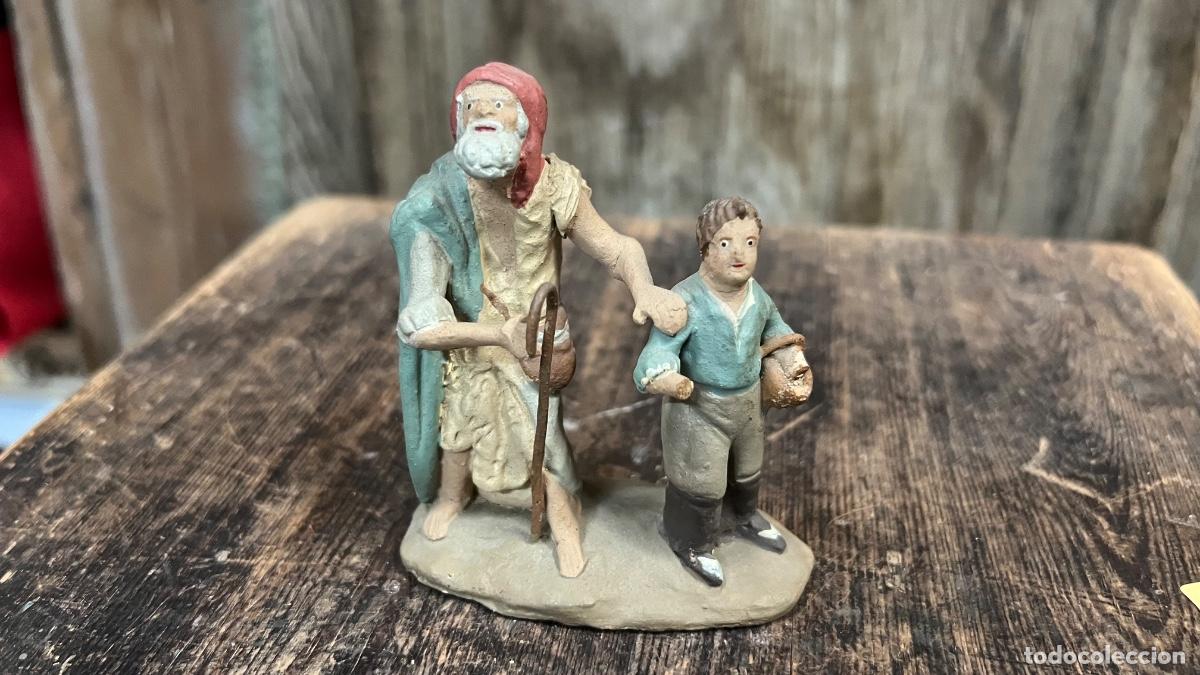 Figuras de Bel&eacute;n: Figura barro Bel&eacute;n antigua ni&ntilde;o con anciano ciego turbante Murcia ? 8x8cms